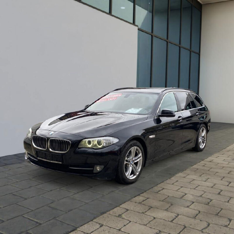 BMW 520, heated seats + cruise control, panoramic roof, parking space. front+rear